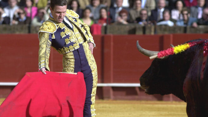 Espartaco cita a un toro en la Maestranza de Sevilla en 2001.