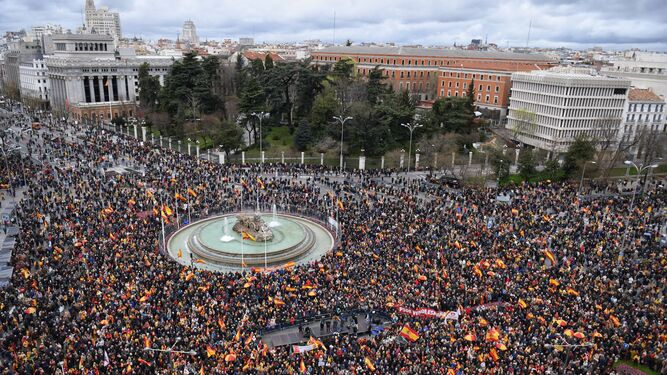 Miles de personas salen a la calle de nuevo para protestar por la amnistía y pedir la dimisión de Sánchez