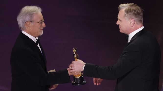 Christopher Nolan recibe el Óscar a la mejor película de manos de Steven Spielberg.