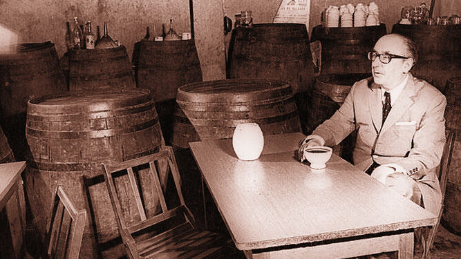 Álvaro Cunqueiro en una taberna ante una cunca de Ribeiro (Mondoñedo 1911-Vigo, 1981)