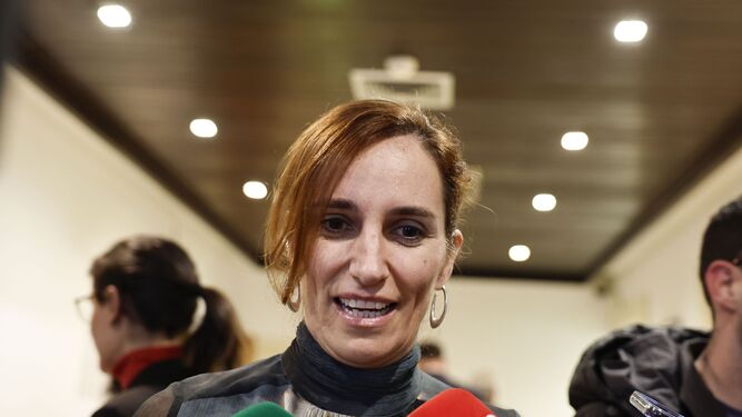 La ministra de Sanidad, Mónica García, atiende a la prensa antes de comparecer en el Senado.