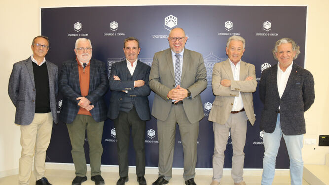 Representantes de Vitalia y la Universidad de Córdoba tras la firma del acuerdo.