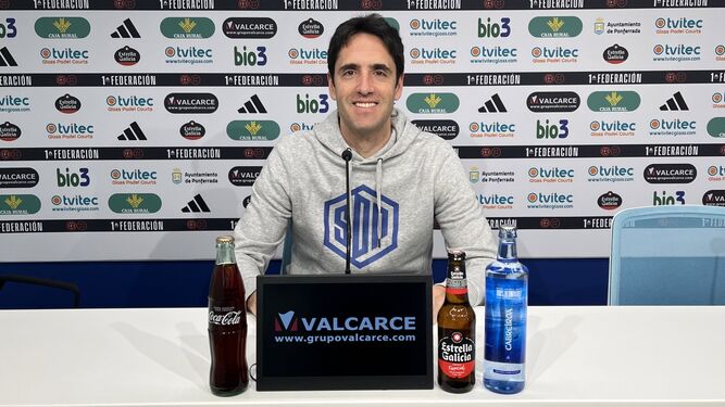 Íñigo Vélez, en una rueda de prensa como entrenador de la Ponferradina.
