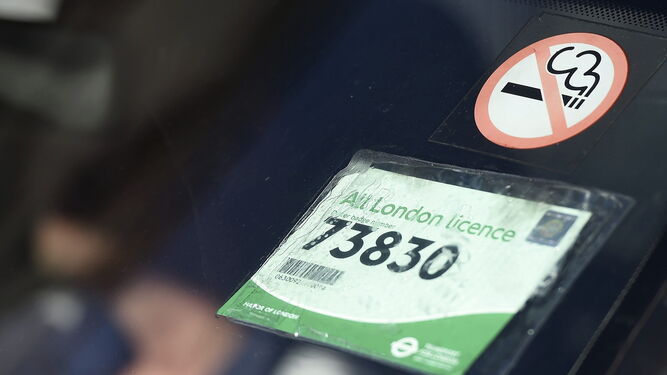 Una pegatina que prohíbe fumar en el parabrisas de un vehículo en Londres.