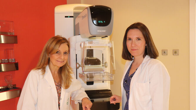 Las doctoras Marina Álvarez y Cristina Pulido, frente a una equipo de tomosíntesis mamaria.