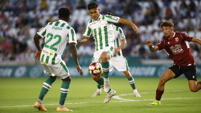 Kuki Zalazar golpea el balón en el Córdoba CF - Mérida de la primera vuelta.