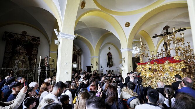 Interior de la iglesia de La Casería, con el Perdón, tras la suspensión de la salida procesional.