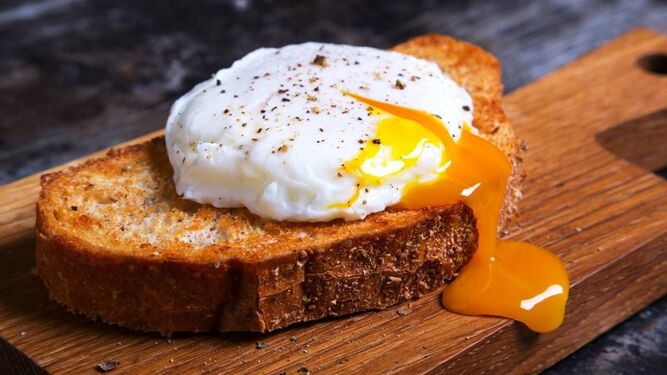 Prepara huevos escalfados de manera sencilla con estos trucos de TikTok