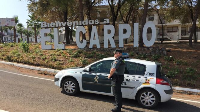 Un agente de la Guardia Civil en El Carpio.