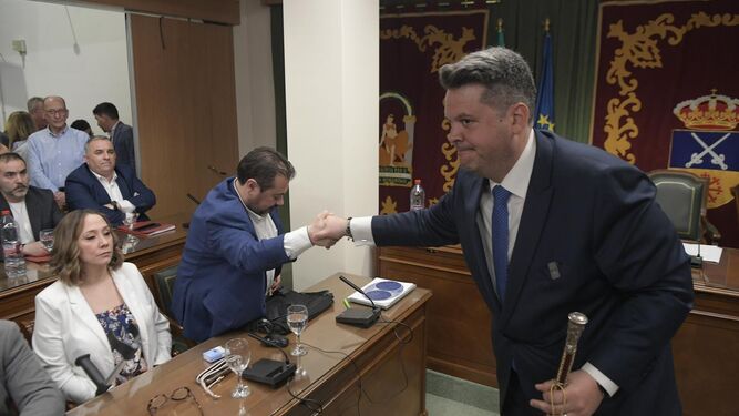 Carlos Porcel, ya alcalde, y Julio Pérez estrechan la mano sin mirarse tras la moción de censura