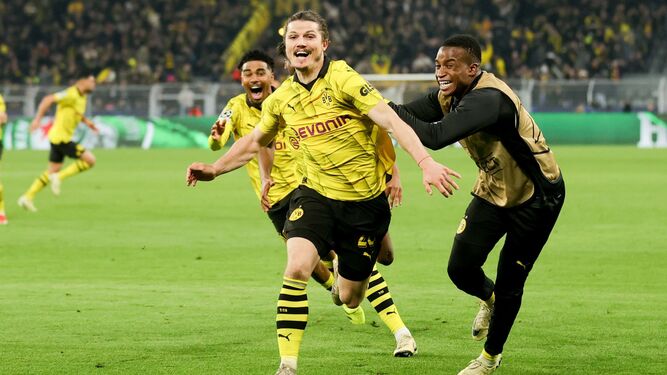 Sabitzer celebra el cuarto gol del Borussia Dortmund ante el Atlético.