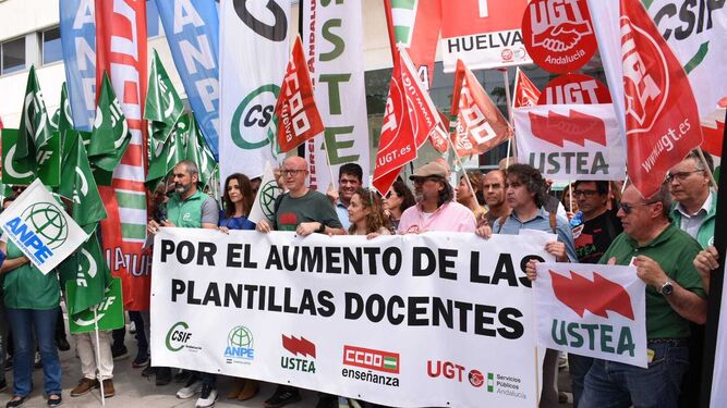 Concentración de sindicatos por el aumento de plantilla de docentes en Huelva.