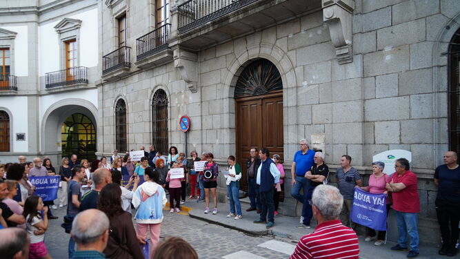 Concentración a las puertas del Ayuntamiento de Pozoblanco.