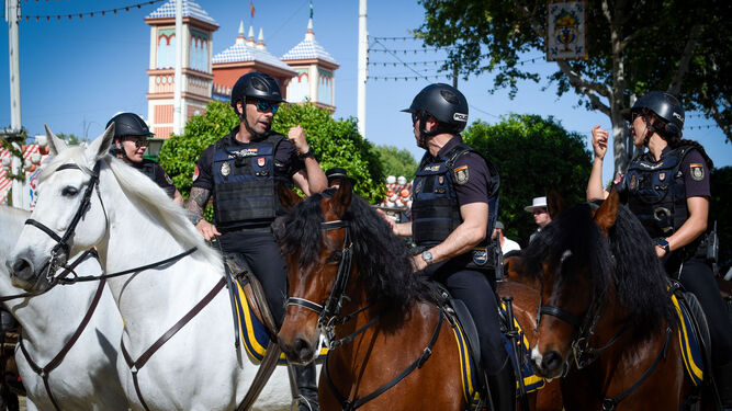 Policías a caballo en el real de la Feria.