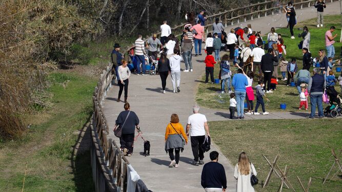Numerosas personas en el entorno del río Guadalquivir en Córdoba.