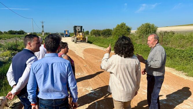 Carmen Álvarez, alcaldesa, y David Fernández, delegado de Infraestructuras, visitaron las obras de la Cañada del Amarguillo.