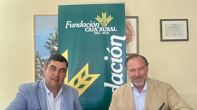 Firma del convenio entre el presidente de la Fundación Caja Rural del Sur, José Luis García-Palacios Álvarez y el presidente de Freshuelva, Francisco José Gómez.
