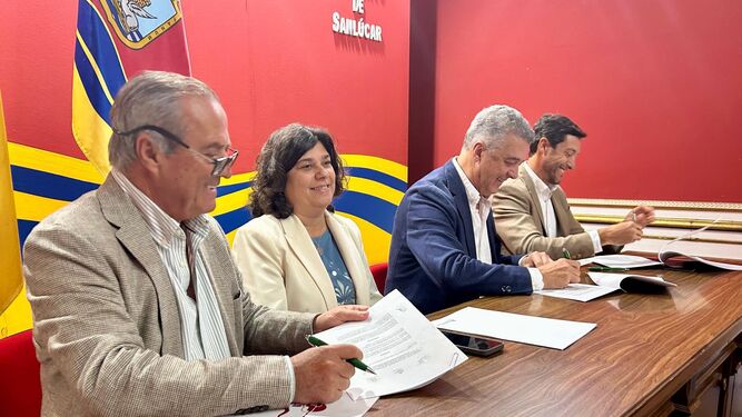 Carmen Álvarez junto a los tres presidentes rubricando el acuerdo.