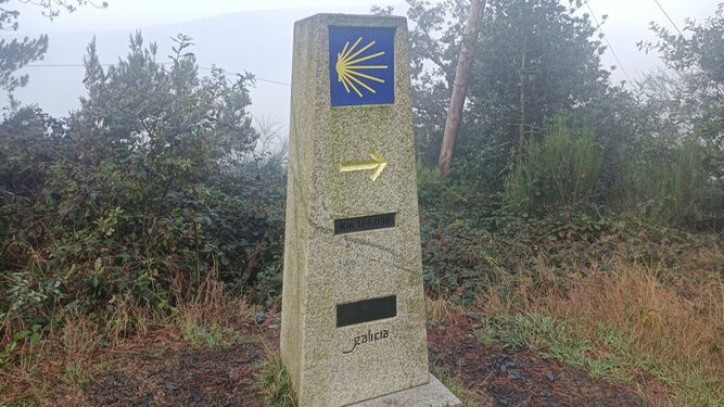 El primer mojón de la Xunta de Galicia  en el Camino Primitivo, a 166 Km del final.
