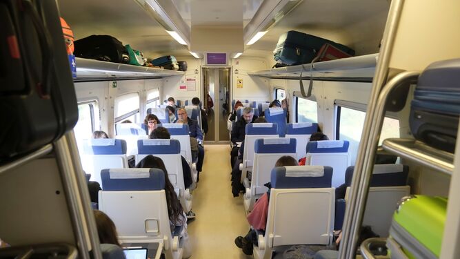 Viajeros en un tren de proximidad en Córdoba.