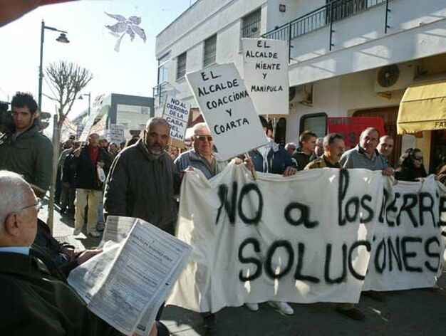 Manifestaci&oacute;n por el derribo de una vivienda en Chipiona