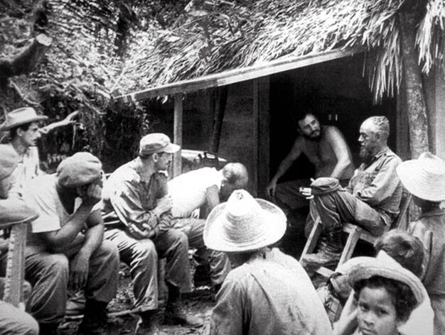 Fidel Castro junto a campesinos y milicianos durante la Reforma Agraria puesta en marcha en mayo del 59 y que supuso la expropiaci&oacute;n de todos los latifundios y su reparto entre los campesinos.