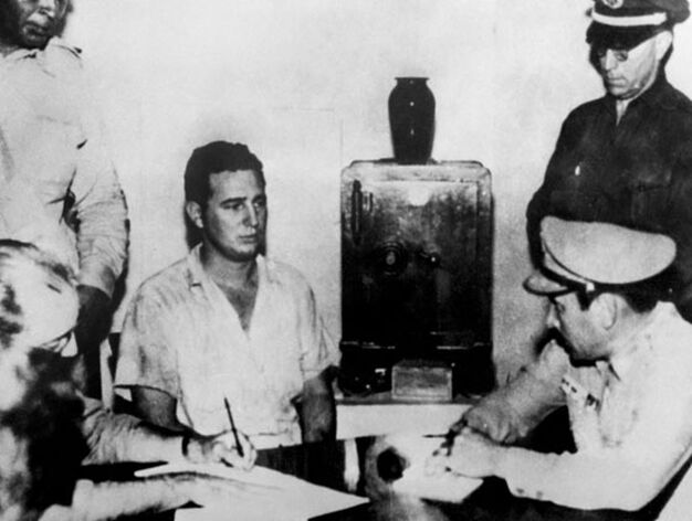 Fidel Castro, segundo por la izquierda, detenido tras el ataque al cuartel de Moncada en julio de 1953.
