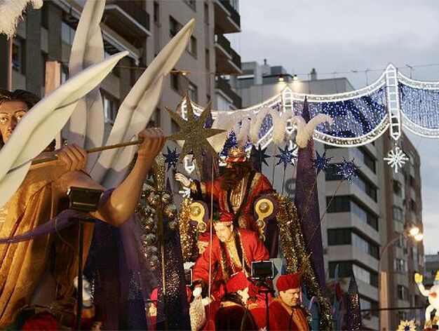 Los Reyes Magos colman de ilusi&oacute;n la capital gaditana