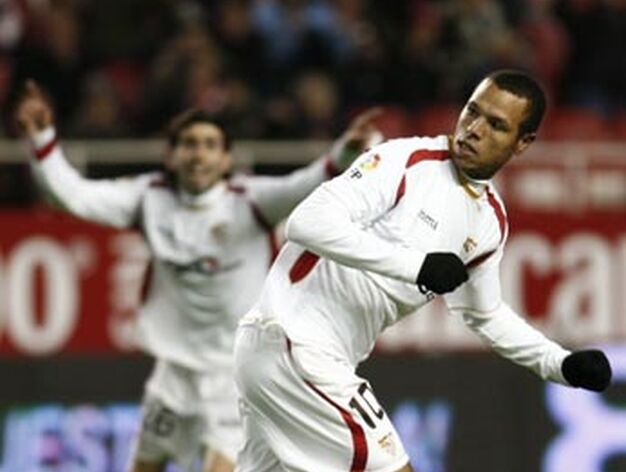 Luis Fabiano celebra el gol. / Marcelo del Pozo (Reuters)