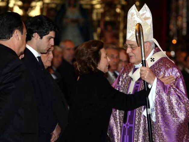 La viuda de Rafael &Aacute;lvarez Colunga recibe el p&eacute;same del arzobispo de Sevilla. / Juan Carlos Mu&ntilde;oz

Foto: Juan Carlos Mu&ntilde;oz