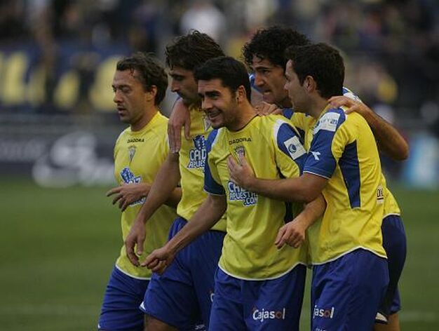 Los futbolistas amarillos hacen pi&ntilde;a tras el importante gol de Enrique. 

Foto: Jes&uacute;s Mar&iacute;n