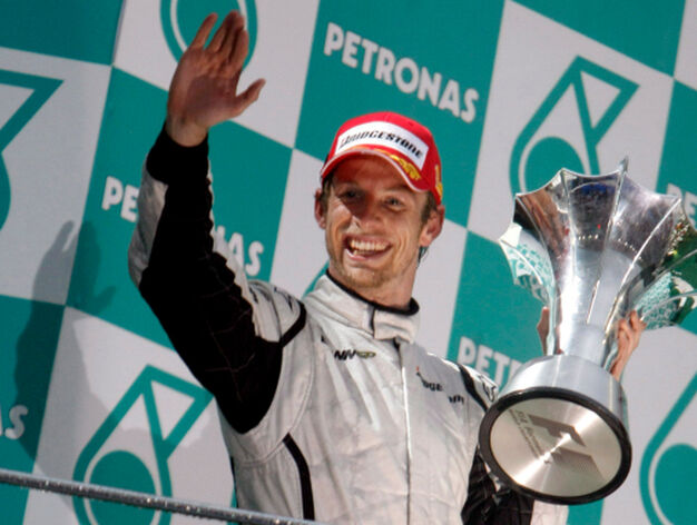 El piloto brit&aacute;nico de F&oacute;rmula 1 Jenson Button de la escuder&iacute;a Brawn GP celebra su victoria.

Foto: Efe