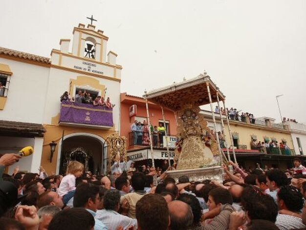 La Virgen del Roc&iacute;o navega ayer por un mar de cabezas ante la casa de hermandad de Jerez.

Foto: Juan Carlos Toro