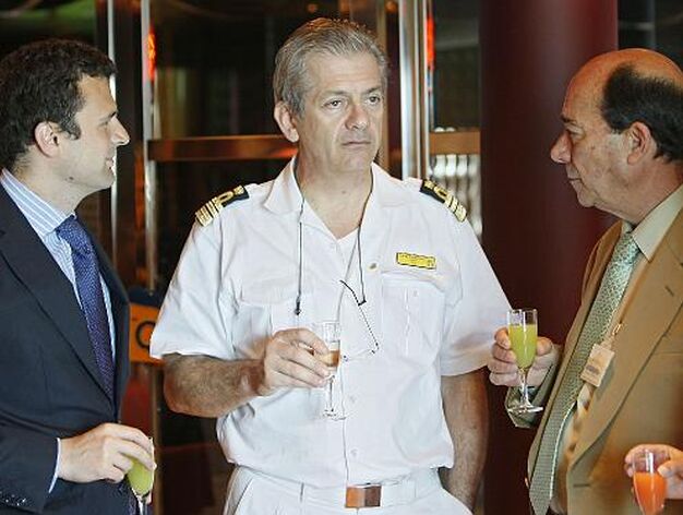 Bruno Garc&iacute;a (i) y Rafael Barra (d) conversan con el capit&aacute;n del barco. 

Foto: Julio Gonzalez