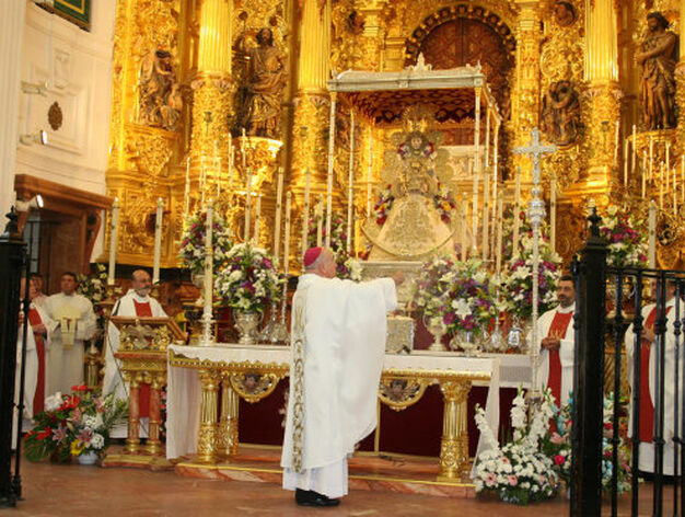 El obispo de Huelva, Jos&eacute; Vilaplana, bendice el altar al inicio de la liturgia. 


Foto: Reportaje fotografico: Alberto Dominguez