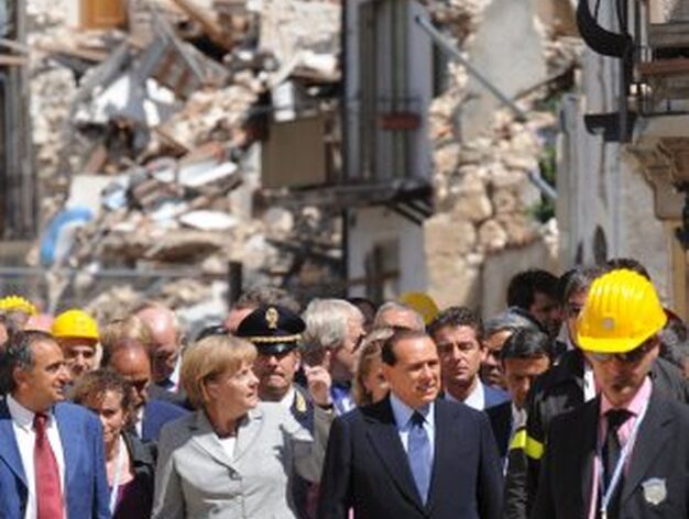 Berlusconi  y  Angela Merkel  recorren el pueblo de Onna, para comprobar los da&ntilde;os provocados por el terremoto del pasado de abril.

Foto: EFE