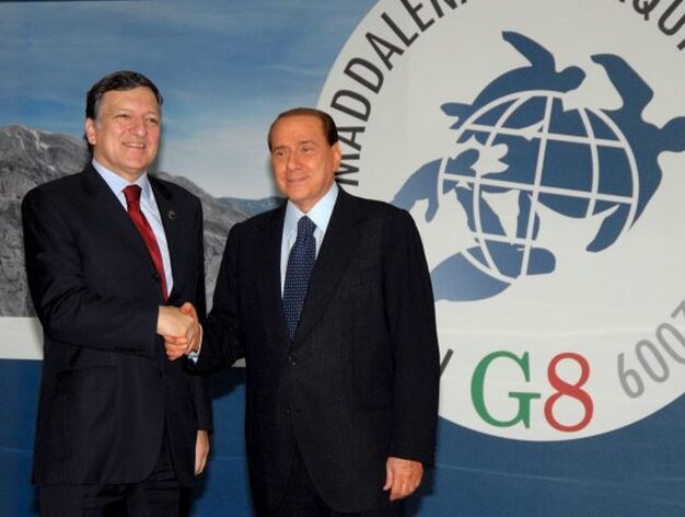 Saludo del presidente de la Comisi&oacute;n Europea, Jos&eacute; Manuel Barroso y el primer ministro italiano, Silvio Berlusconi.

Foto: EFE
