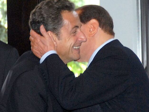 Sarkozy y Berlusconi se saludan antes del comienzo del almuerzo.

Foto: EFE