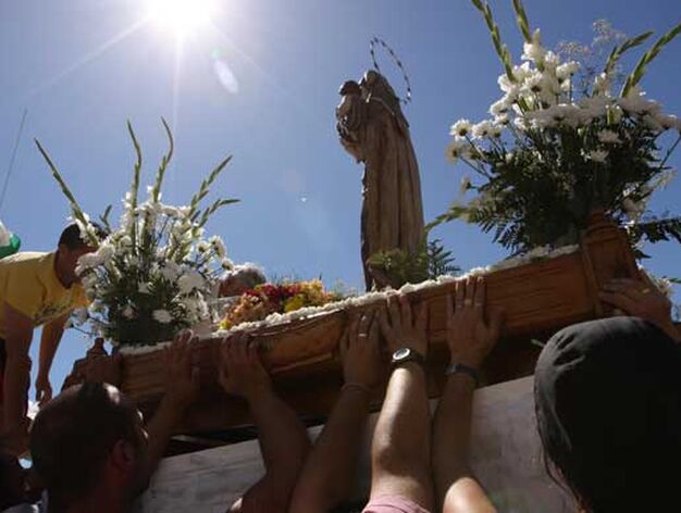 Momento en el que la imagen de la Virgen es colocada en la embarcaci&oacute;n en la que realiz&oacute; la traves&iacute;a en Chiclana./Sonia Ramos