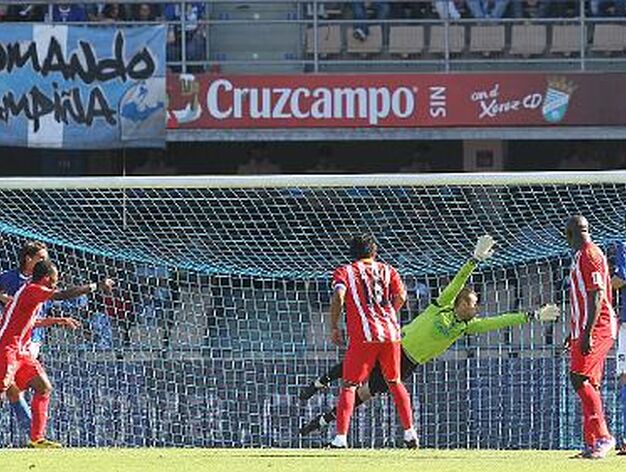 La estirada de Renan no puede evitar el empate, obra de Soriano. 

Foto: Miguel Angel Gonzalez
