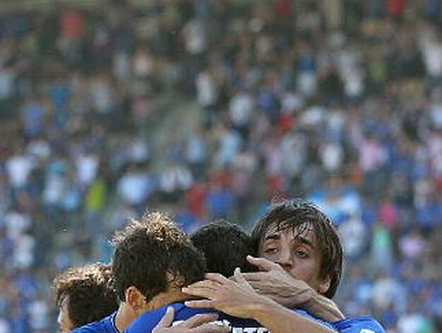 Los jugadores azulinos felicitan a Armenteros tras anotar el 1-0. 

Foto: Miguel Angel Gonzalez