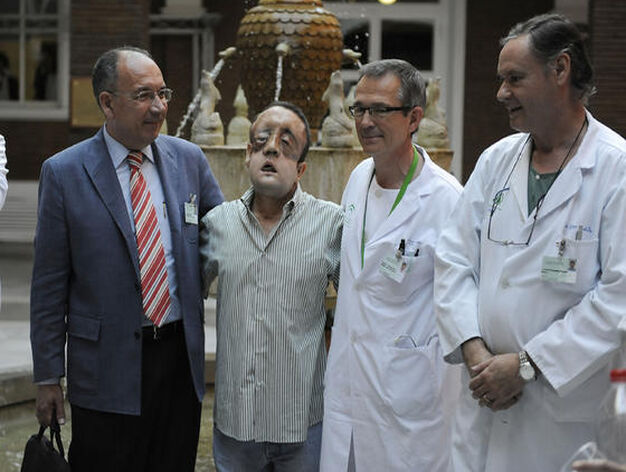 Rafael, junto al equipo m&eacute;dico que llev&oacute; a cabo el primer trasplante de cara de Andaluc&iacute;a.

Foto: Juan Carlos V&aacute;zquez