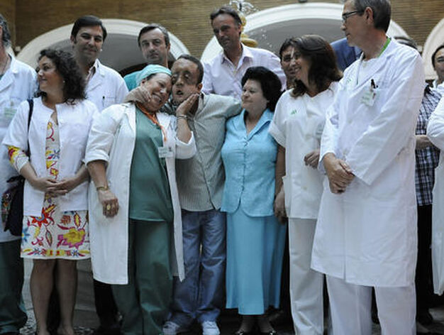 Rafael, con familiares y miembros del equipo m&eacute;dico que llev&oacute; a cabo el primer trasplante de cara de Andaluc&iacute;a.

Foto: Juan Carlos V&aacute;zquez