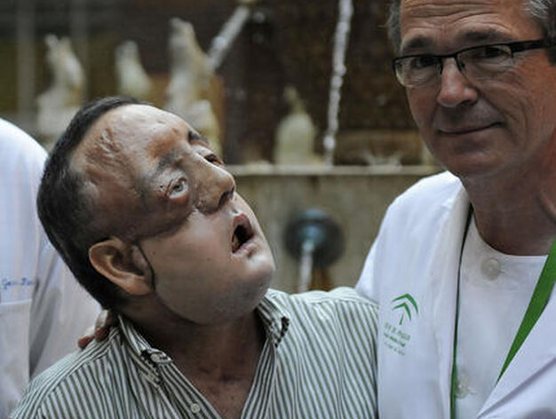 Rafael, con el doctor G&oacute;mez C&iacute;a, jefe del equipo del trasplante.

Foto: Juan Carlos V&aacute;zquez