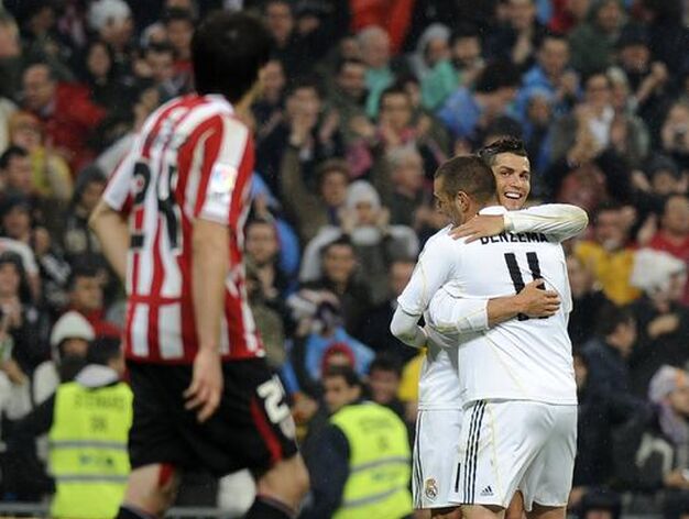 Ronaldo y Benzema se abrazan tras el gol del franc&eacute;s. / AFP