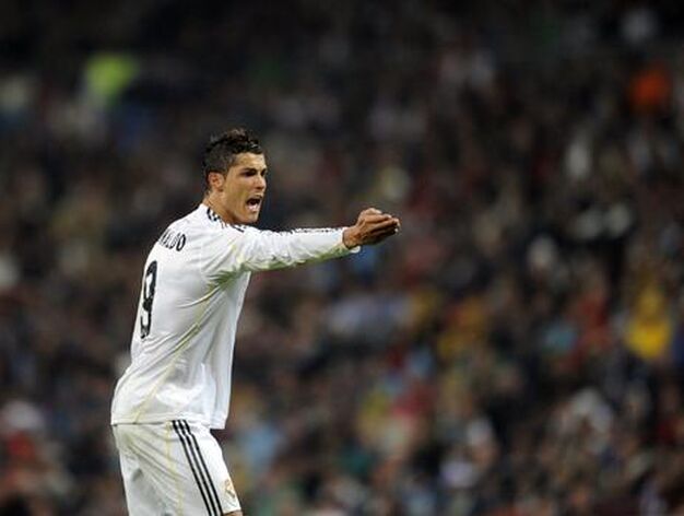 El Real Madrid cumple y golea en su estadio al Athletic. / AFP