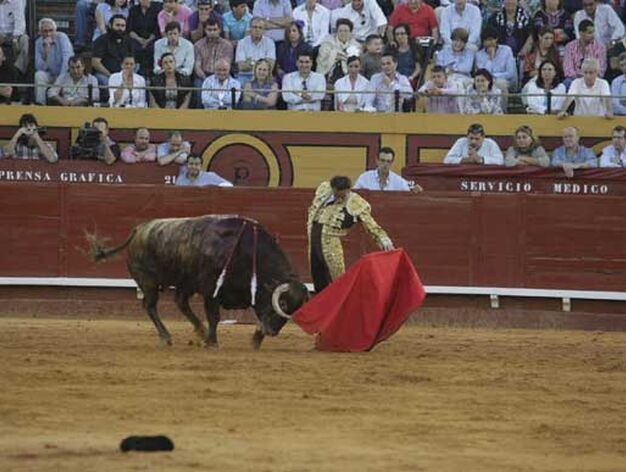 El diestro Enrique Ponce toreando con la muleta al cuarto toro de la tarde

Foto: Erasmo Fenoy