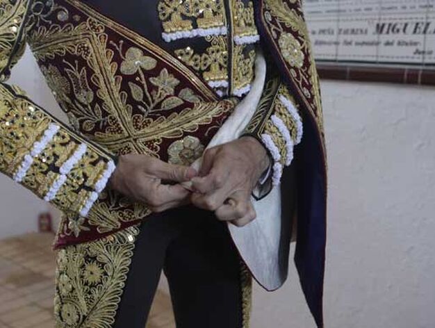 Imagen detalle del traje de Enrique Ponce

Foto: Erasmo Fenoy