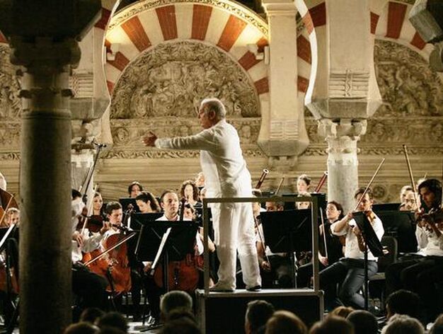 La orquesta West-Eastern Divan dirigida por el argentino Daniel Barenboim ofrece su concierto del verano en la Mezquita-Catedral. / Barrionuevo