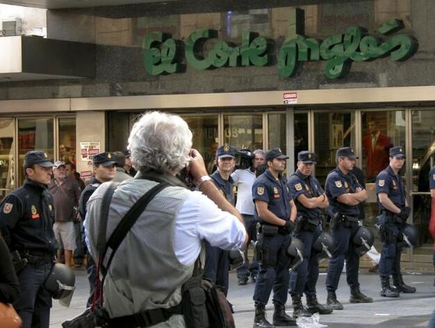 La Polc&iacute;a custodia la entrada de unos grandes almacenes en Madrid.

Foto: EFE